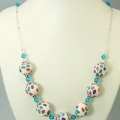 COLLAR DE FIMO BLANCO Y FLORES