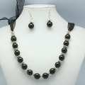 CONJUNTO DE COLLAR Y ARETES PERLAS NEGRAS